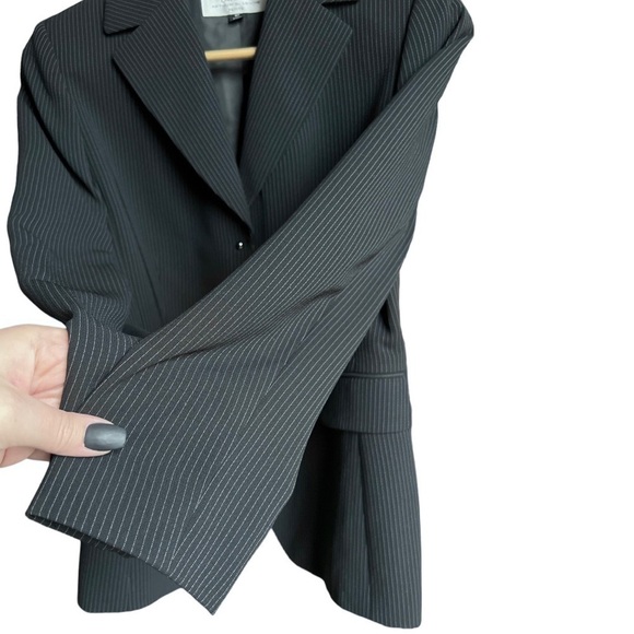 Tahari Arthur S. Levine Women’s Black Pinstripe Suit Blazer Jacket, Size 8P - Picture 5 of 11